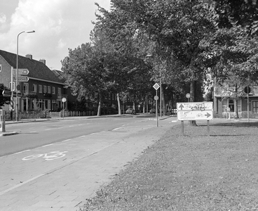 884489 Afbeelding van ANWB-richtingborden op een zuil links in de berm van de Koningsweg ter hoogte van de Tamboersdijk ...